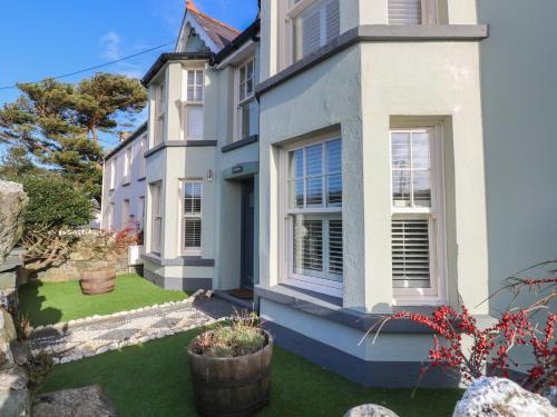 Dinas Cross House | Dolwern