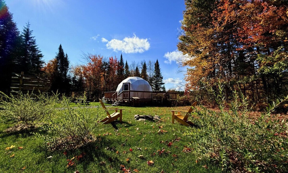 Saint-Gabriel-de-Valcartier House | Dome # 1 with view to the mountains