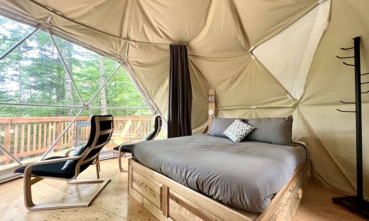 Saint-Gabriel-de-Valcartier House | Dôme #3 with a view to the mountains