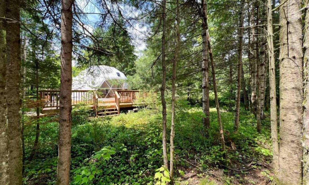 Saint-Gabriel-de-Valcartier House | Dome # 2 with view to the mountains.