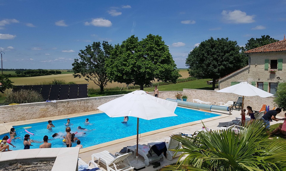 Saint-Pierre-d'Amilly Cottage | Domaine de pegon: 6 gites sleeping 36, reception room and swimming pool.