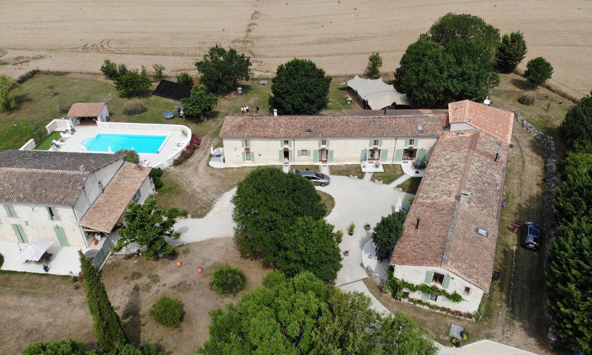 Saint-Pierre-d'Amilly Cottage | Domaine de Pégon - Gite 2 Sunflowers Avec Piscine