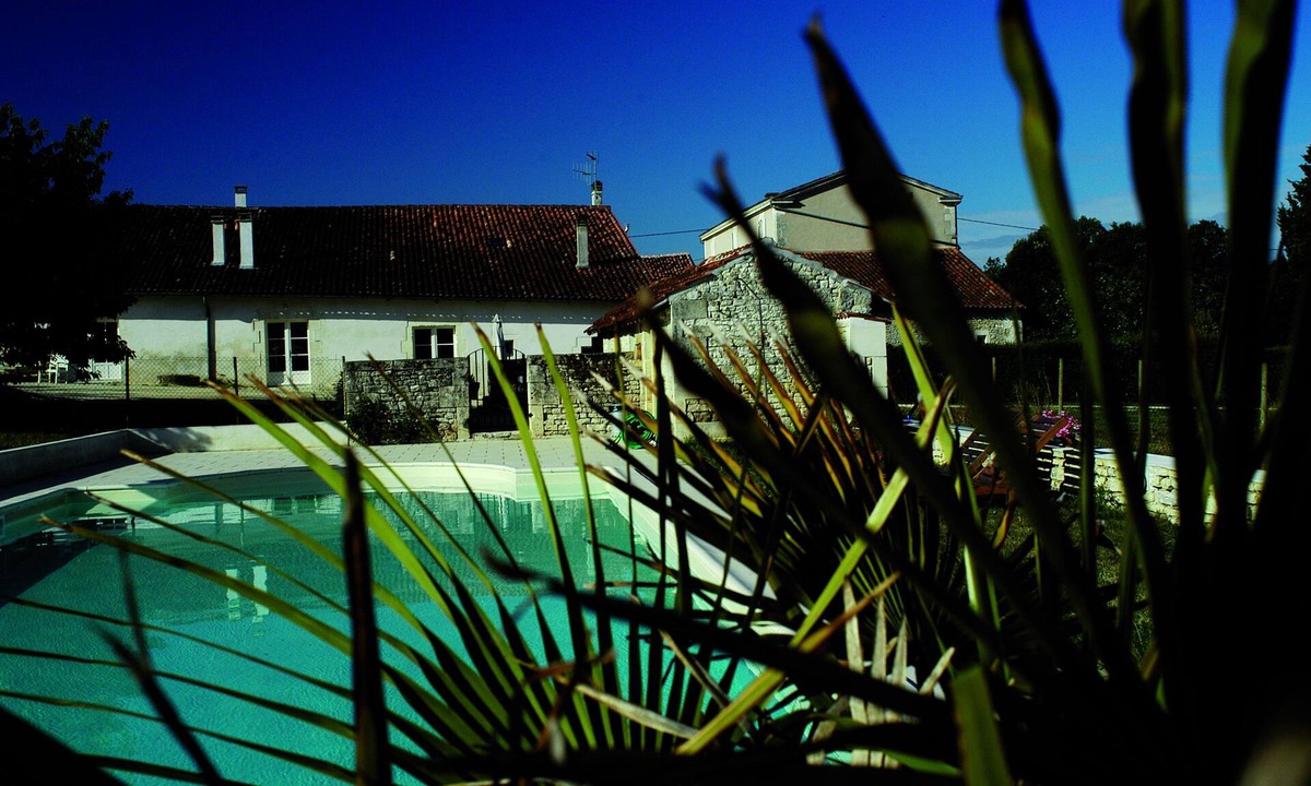 Asnieres-la-Giraud Apartment | Domaine de la Laigne