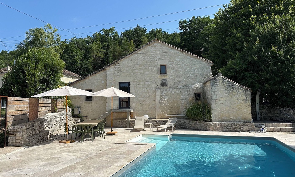 Cezac House | Domaine de Péroline: Swimming pool and Jacuzzi