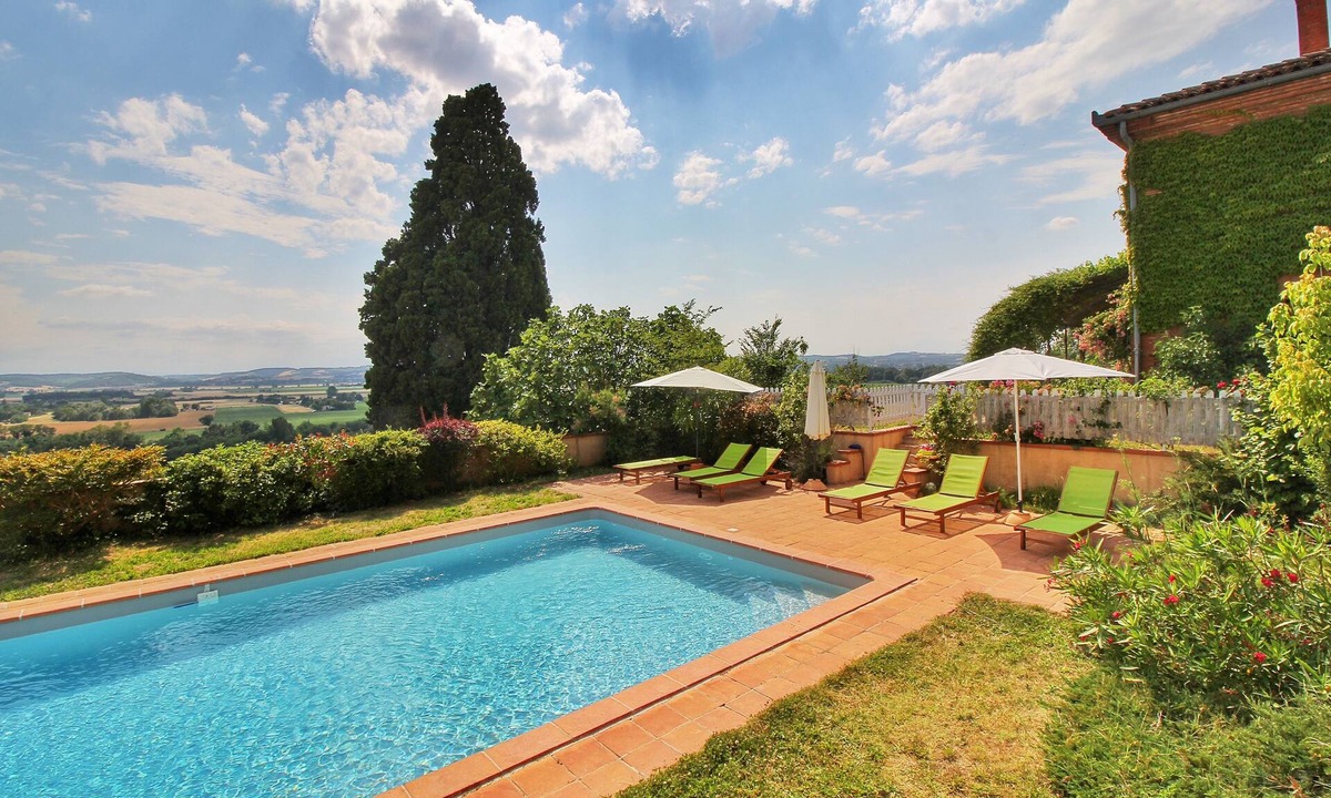 Cintegabelle House | Domaine de Quintalone view of the Pyrenees, south of Toulouse