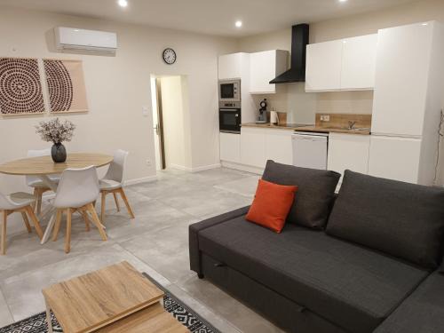 Fontaines-d'Ozillac Apartment | Domaine de Zely