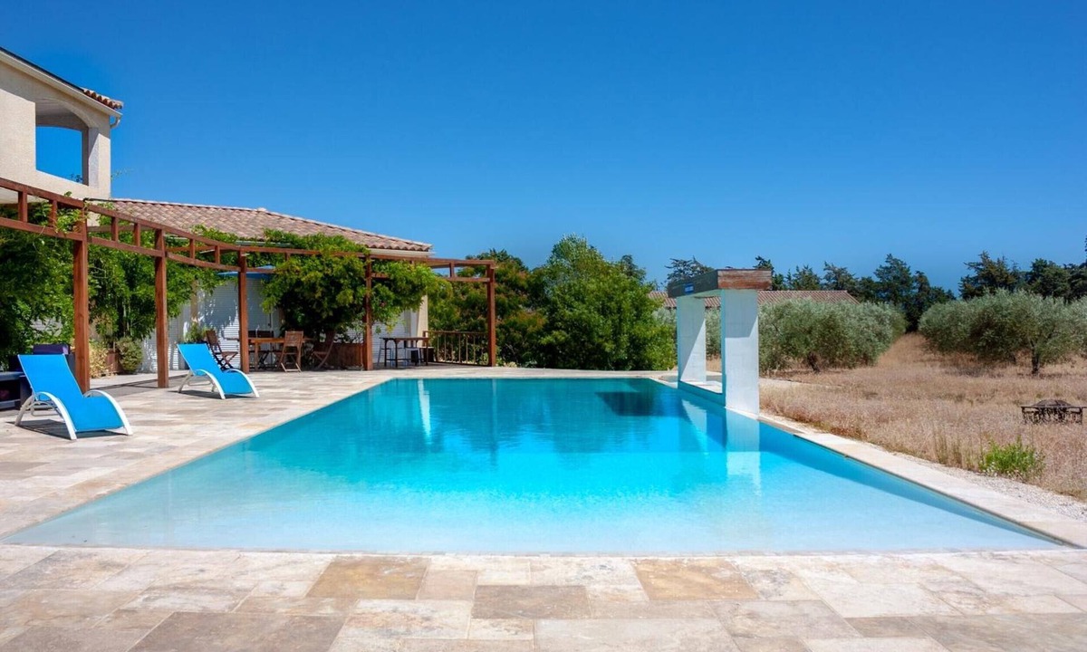Mirepeisset Bed & Breakfast | “Domaine des Lucques” Guest Room with Private Pool, Wi-Fi, and Air Conditioning