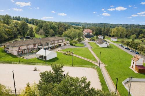 Saint-Etienne-de-Tulmont Hotel | Domaine de Pousiniès