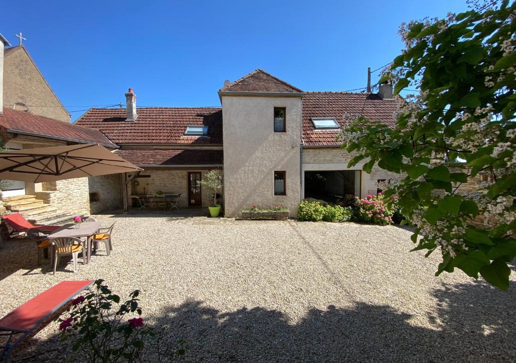 Villaines-les-Prevotes House | Domaine Les Hauts Prés