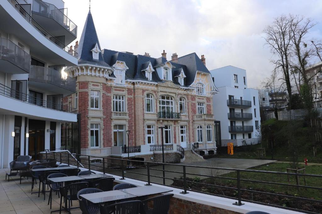 Poissy Apartment | DOMITYS Résidence services seniors LE PARC DES AUBIERS