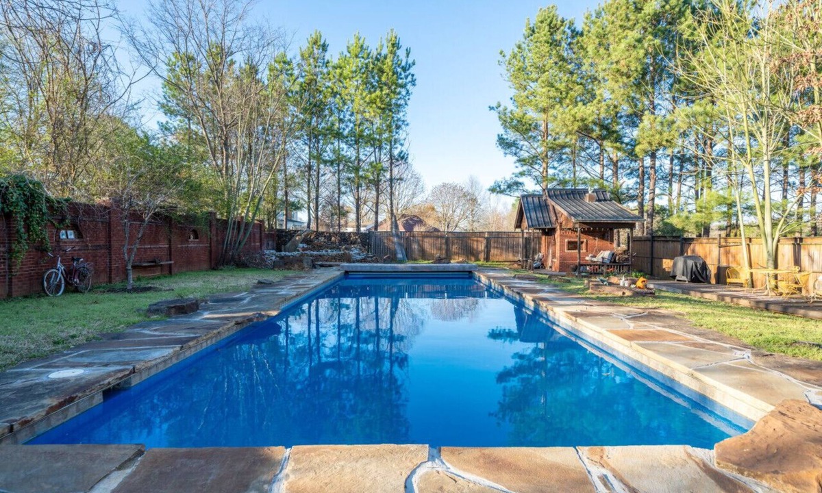 Clarksville Cottage | Dora`s Dutch Cottage, Charmer with Swimming Pool near Waterfall Hiking