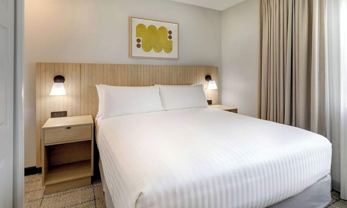 Doral Hotel | Doral Escape | Pool, BBQ, Gym, Pet-Friendly, Free Airport Shuttle