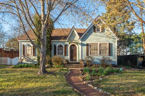 Clarksville House | Doras Dutch Cottage Charmer with Swimming Pool