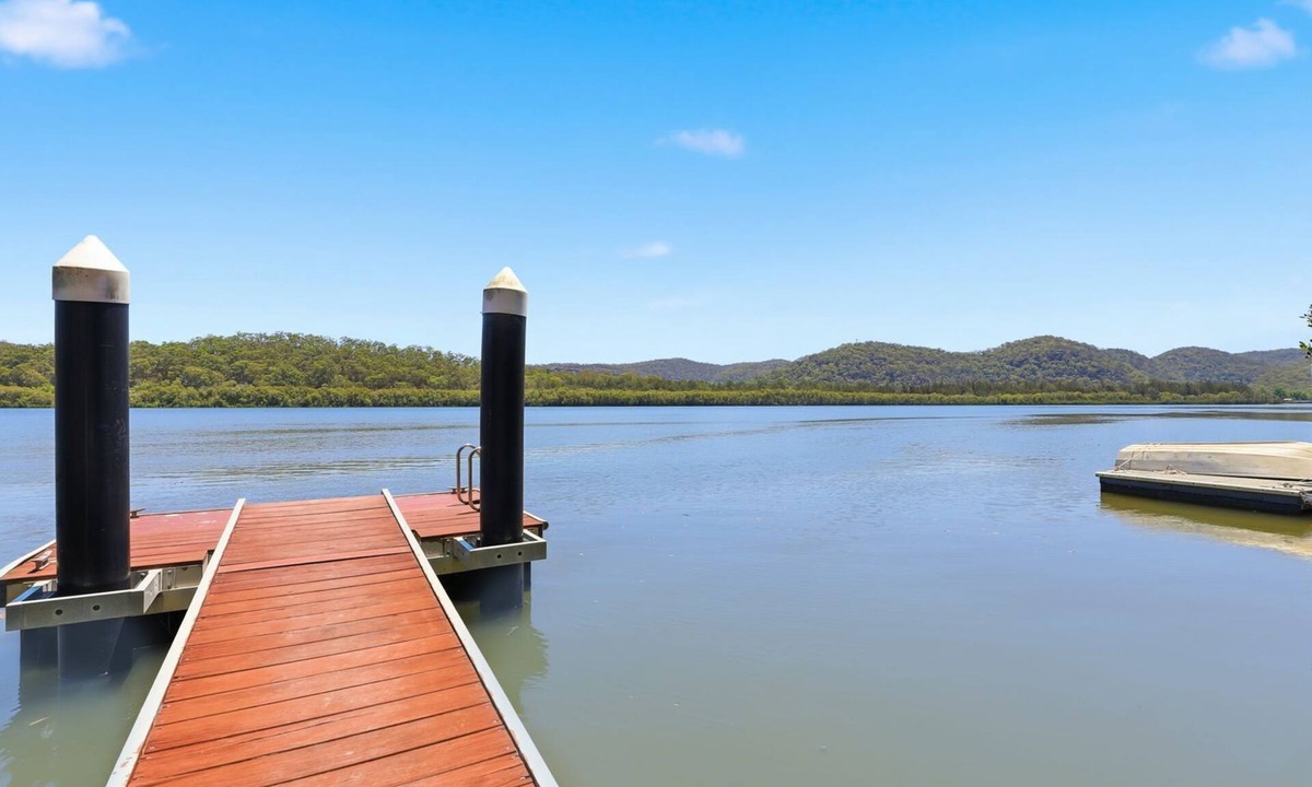 Gunderman House | Dorathee Cottage - Pet Friendly - Absolute Waterfront