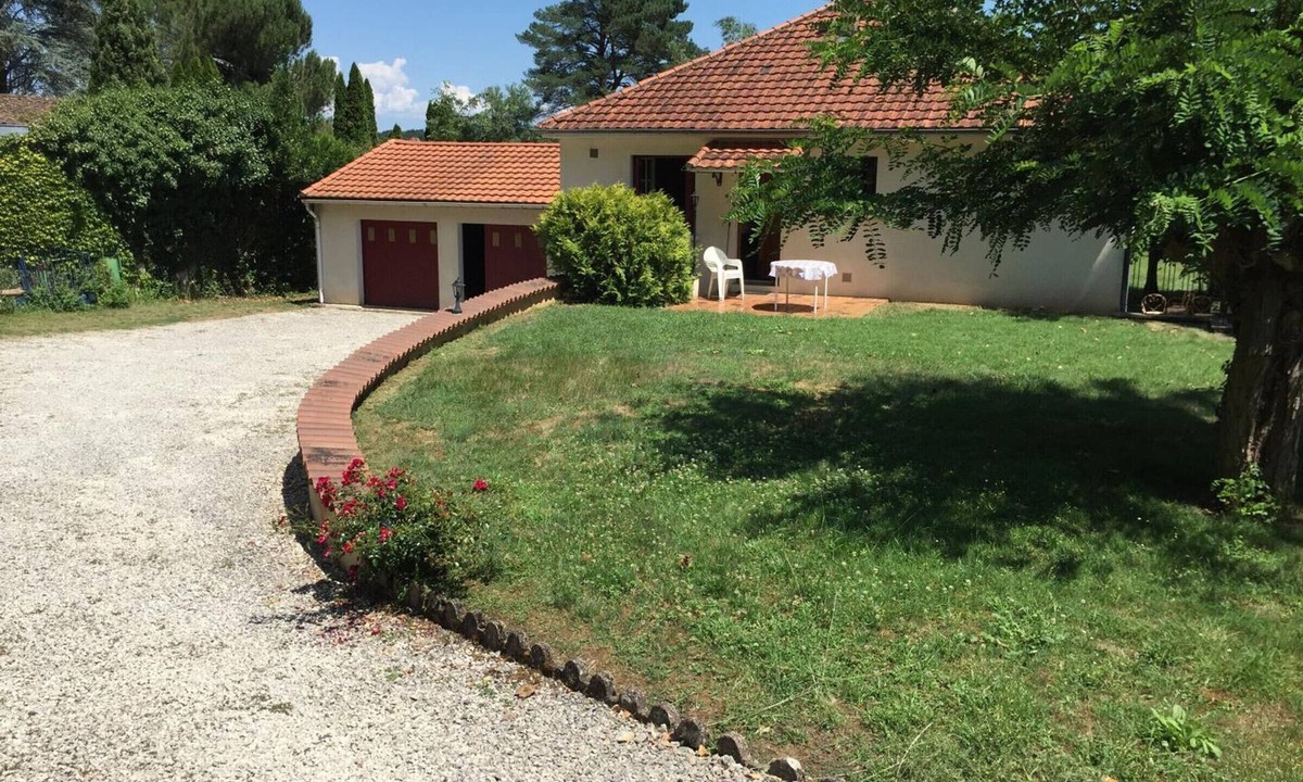 Mauzac-et-Grand-Castang Cottage | Dordogne Getaway: Riverside House with Private Parking