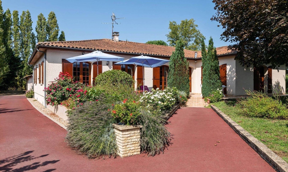 Pineuilh Villa | Dordogne Villa: River Bliss