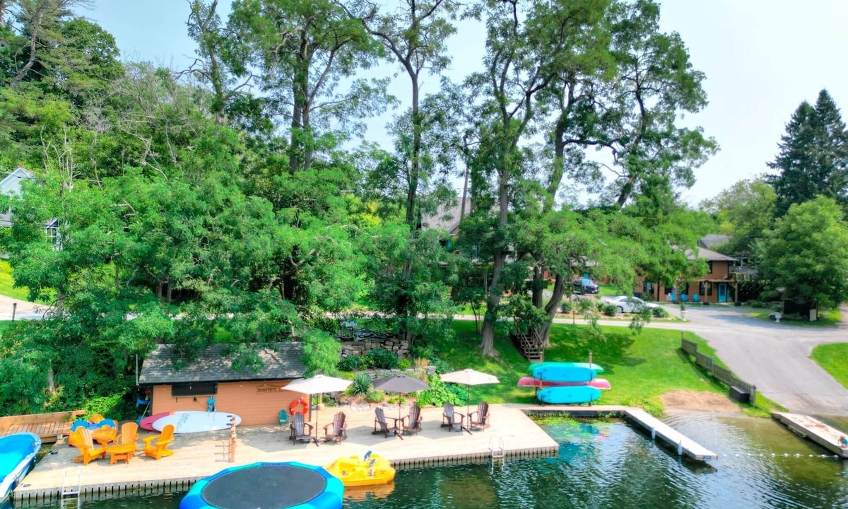 Rideau Lakes Villa | Dorothy’s Lodge | Large Waterfront Retreat on the Rideau