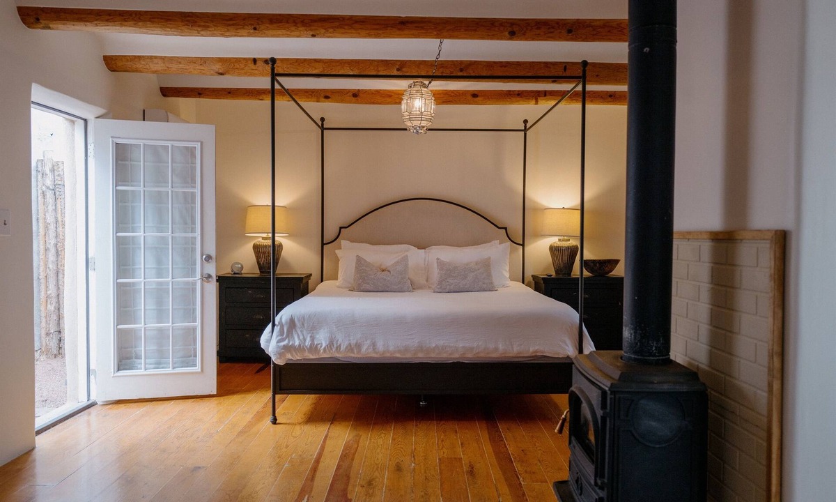 Downtown Santa Fe Bed & Breakfast | Dos Hermanas Casita 6 | Walk to Plaza | Courtyard
