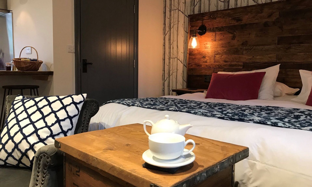 Hutton le Hole Apartment | Double bed ensuite kitchen terrace