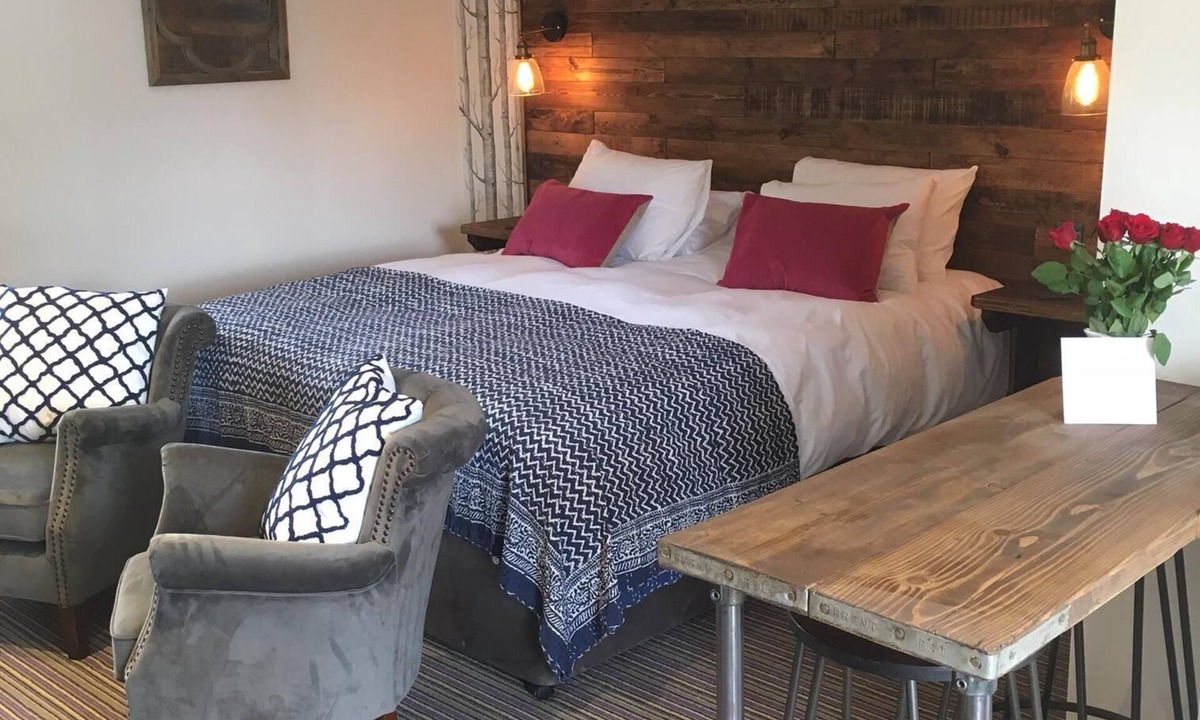 Hutton le Hole Apartment | Double bed ensuite kitchen terrace (dog friendly)