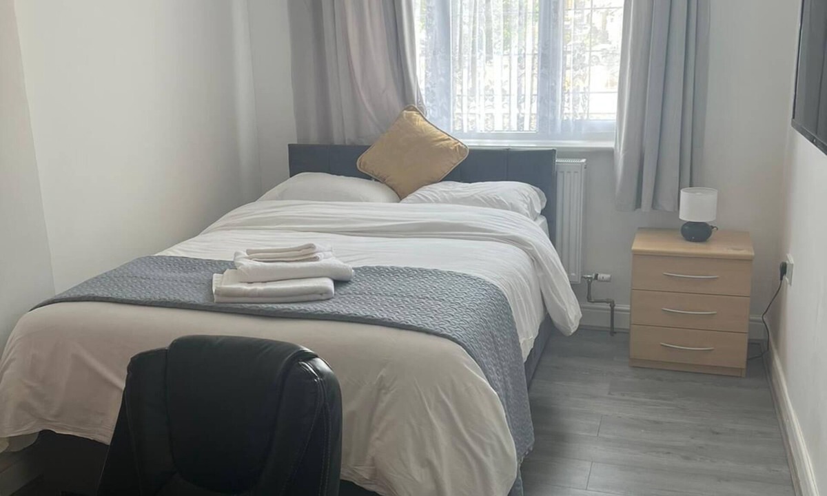 Clayhall House | Double Bedroom, London, Sleeps 2