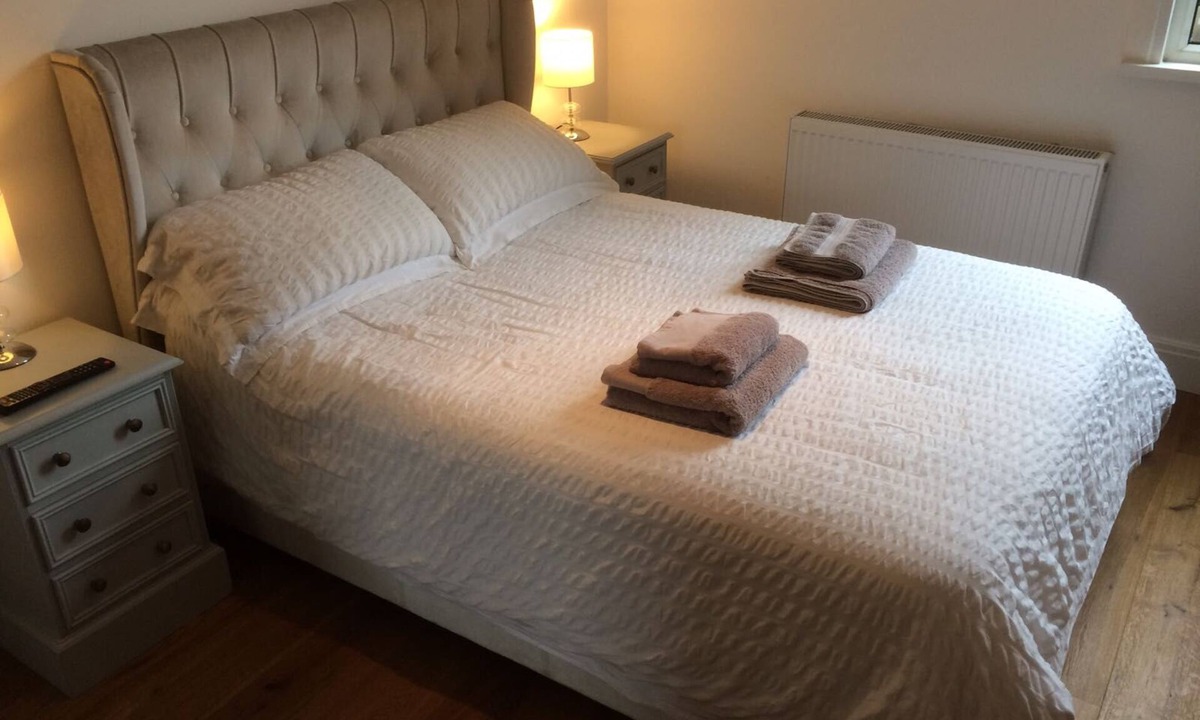 Wimbledon Park Apartment | Double bedroom with private bathroom