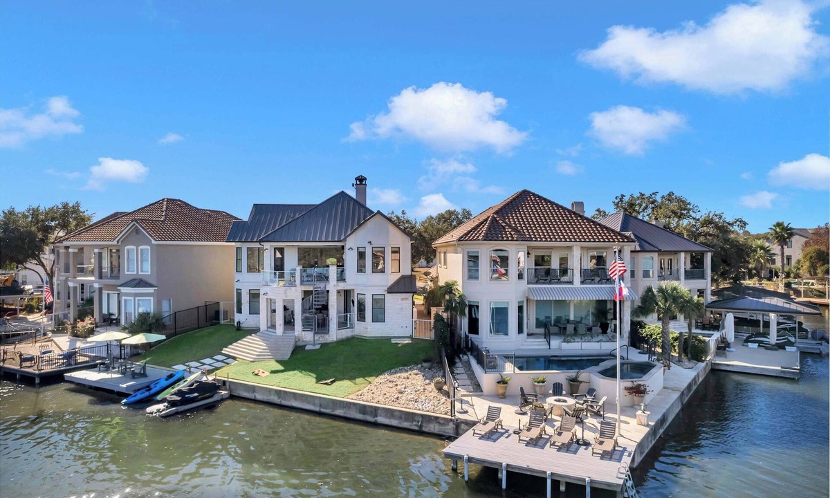 Horseshoe Bay West House | Double Diagonal Bay: Lakefront Luxury with Concierge Services in Horseshoe Bay