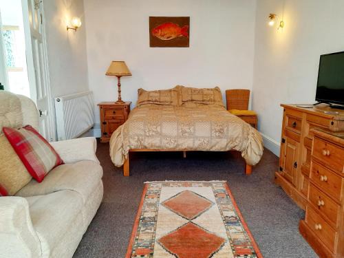 Wickwar Apartment | Double Ensuite with Bath, Sofa, Desk, Wardrobe