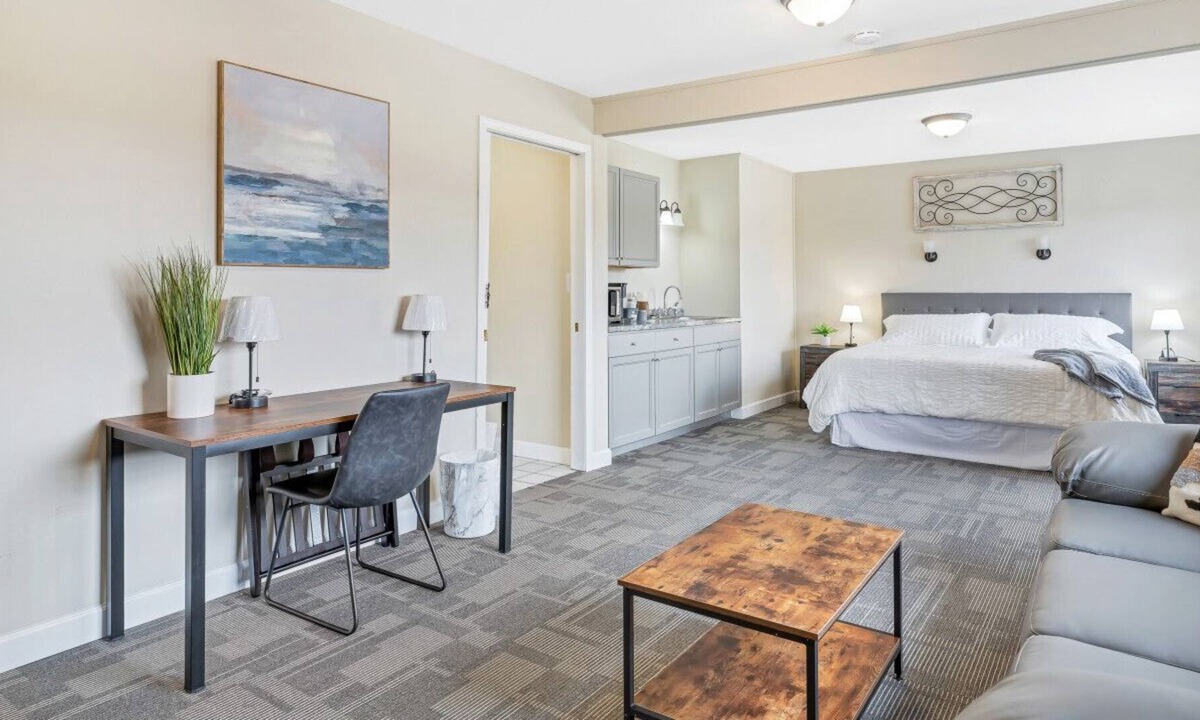 New Florence Hotel | Double Hotel Room w/ King, Pullout, & Private Bath