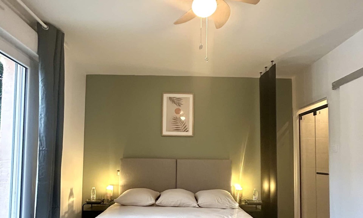 Plassac House | Double or Twin-Deluxe-Ensuite-Pool view