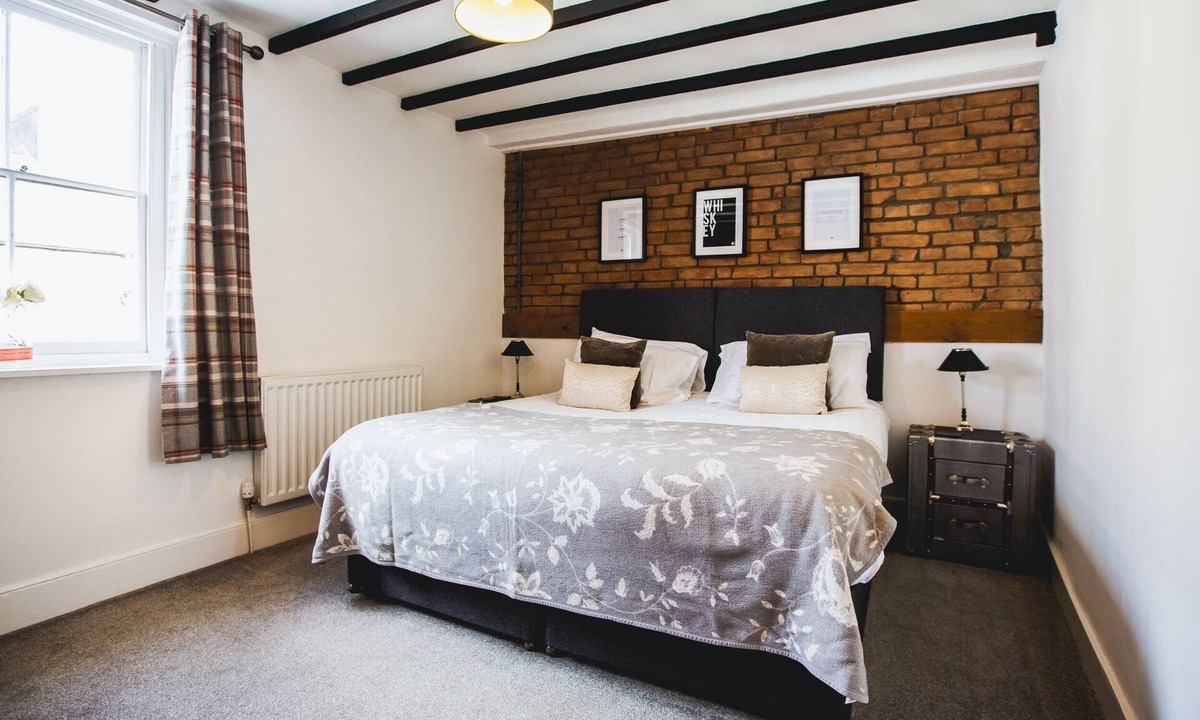 Chepstow Hotel | Double or Twin Private Bathroom at No.8 Accommodation