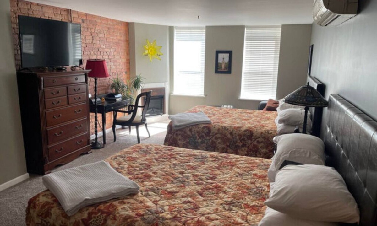 Corning Apartment | Double Queen Guestroom