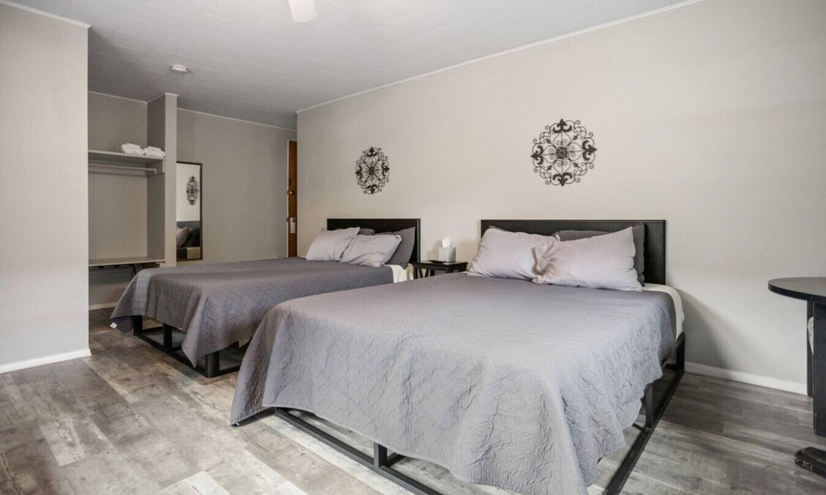 Wellsboro House | Double Queen Motel Suite w/Mountain Views