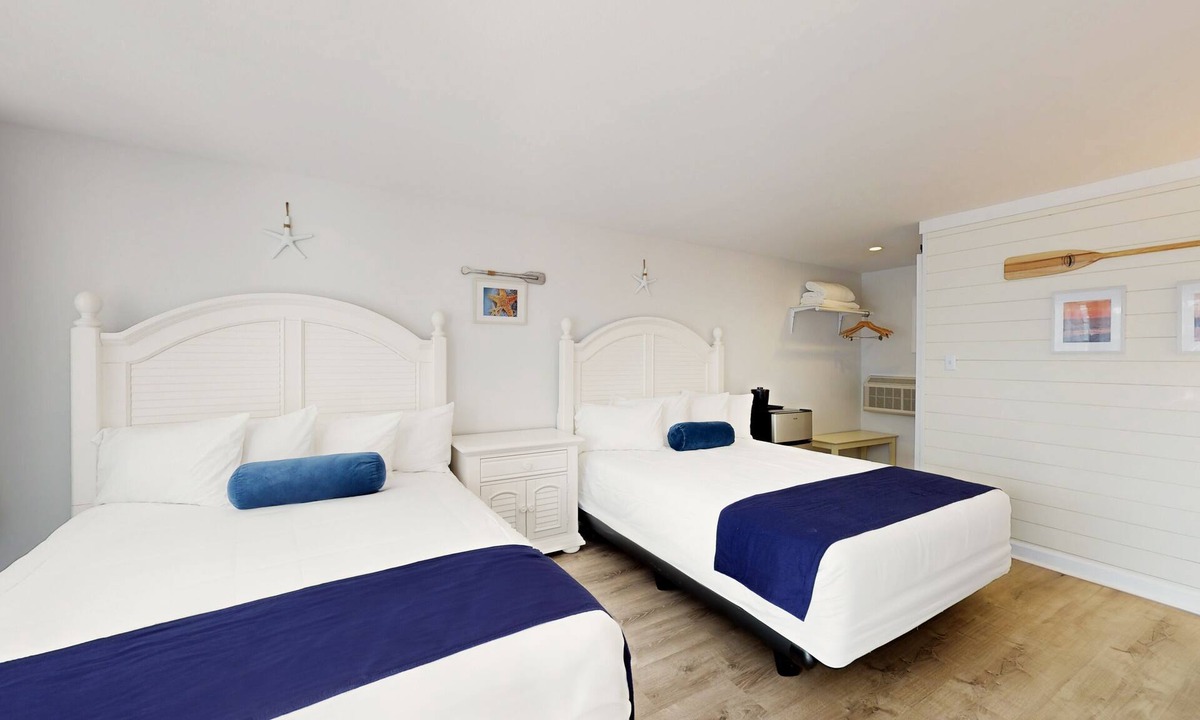 Lower Township Hotel | Double Queen Room for a Cozy Group Stay