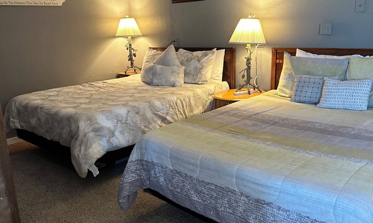 Salmon Hotel | Double Queen Room