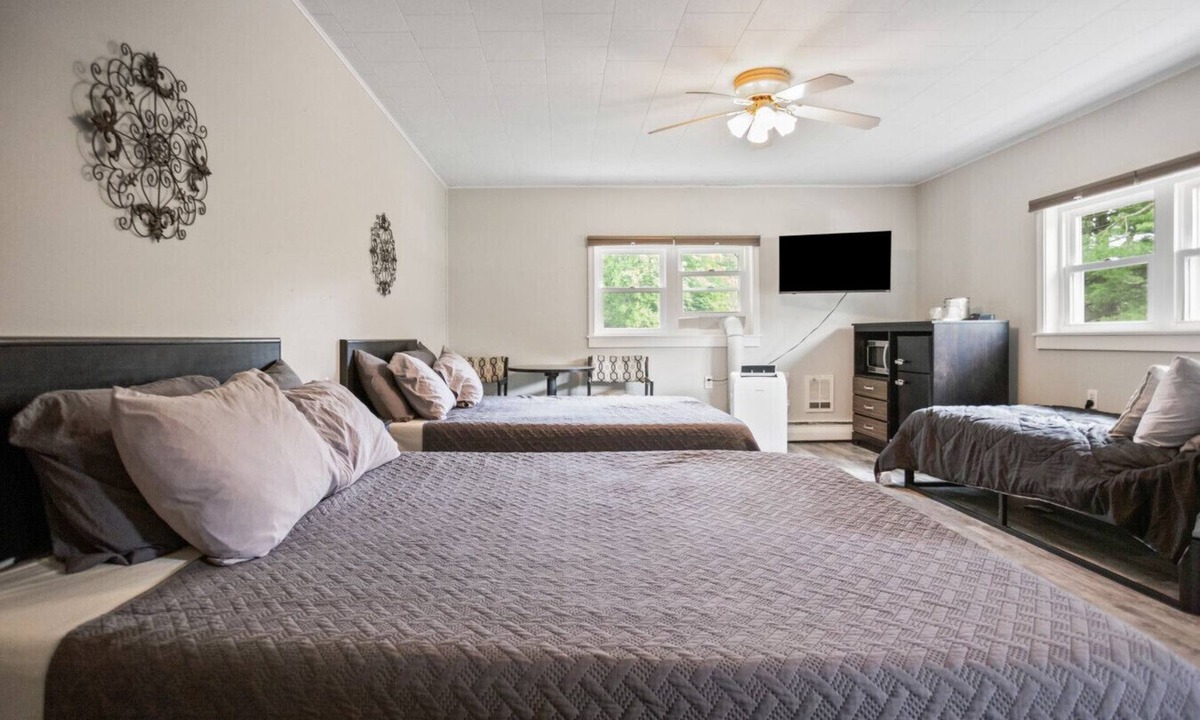 Wellsboro Hotel | Double Queen + Twin | Motel Suite Near Wellsboro