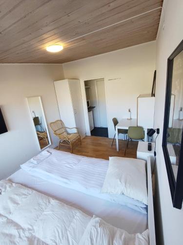 Norresundby Apartment | Double room 5 with Free Parking
