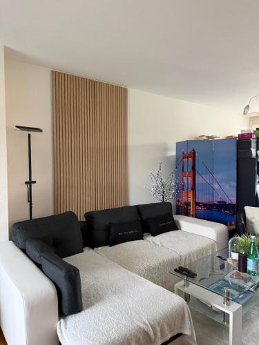 Le Bouchet Apartment | Double room and private bath in a shared flat, quiet, close to the UN and airport