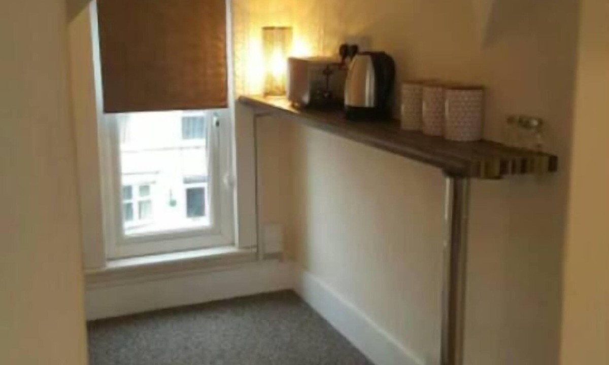 Gorseinon Apartment | Double Room, Kitchen, Parking