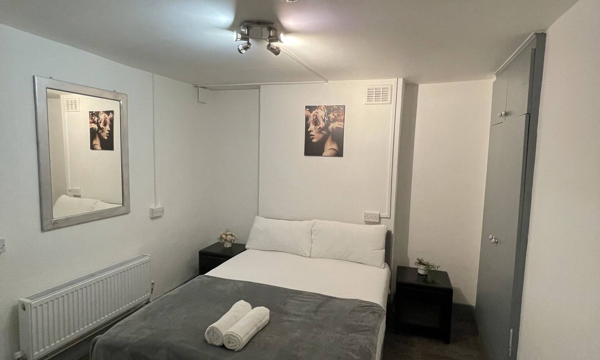 Somers Town Bed & Breakfast | Double Room - Shared Bathroom