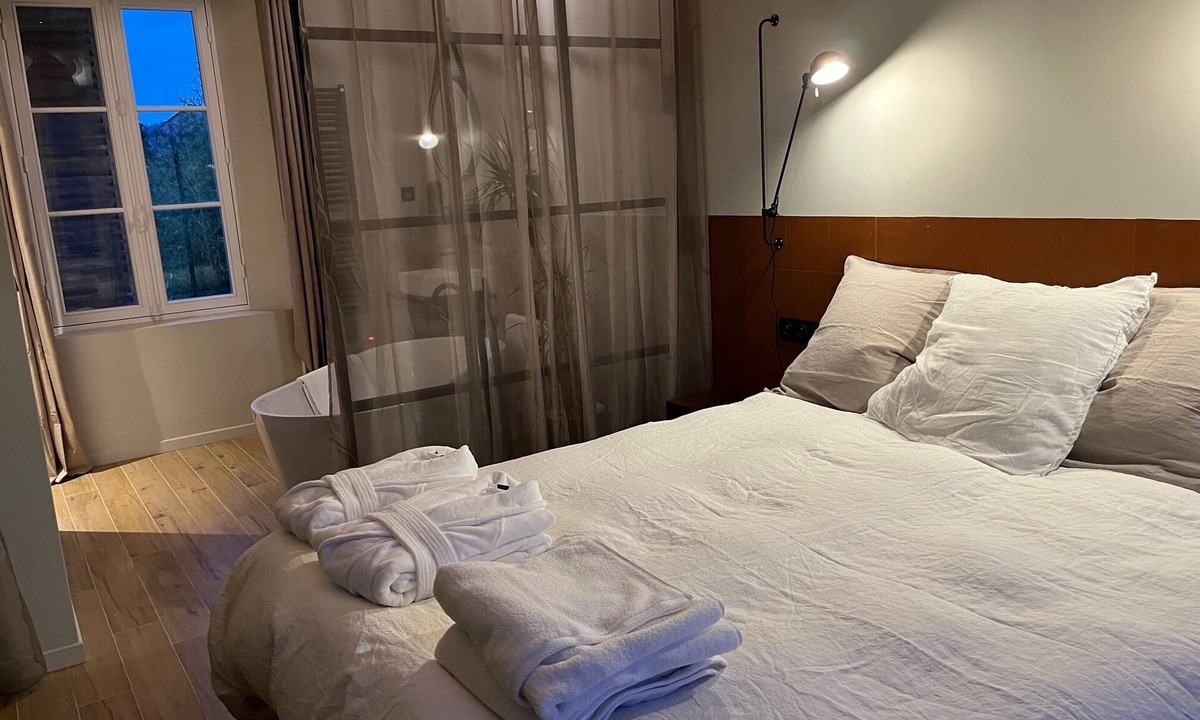 Villers-Cotterets Apartment | Double room with bathroom