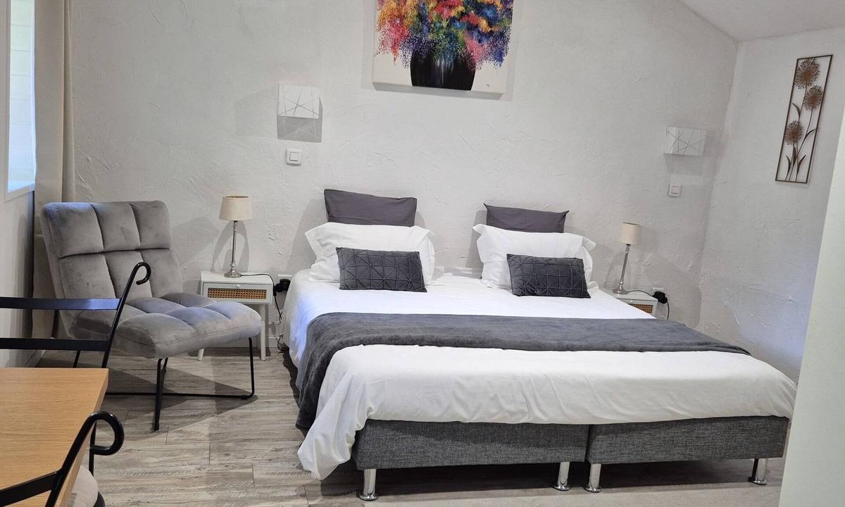 Crest Apartment | Double room with kitchen