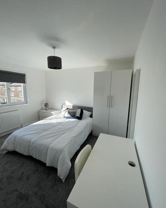 Basingstoke House | Double room with private bathroom in Basingstoke