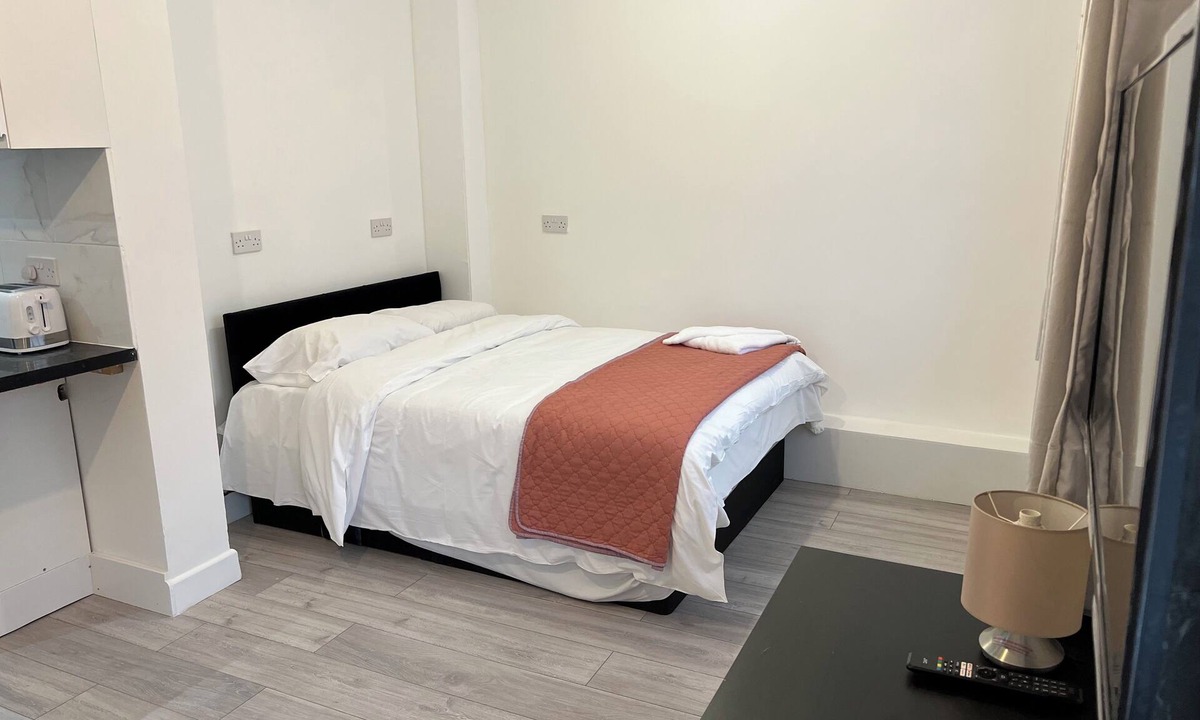 Clayhall Apartment | Double Room With Private Kitchen