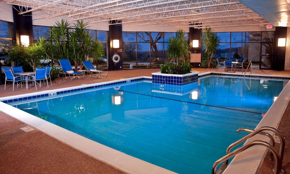 Maryland Heights Hotel | DoubleTree by Hilton St. Louis - Westport