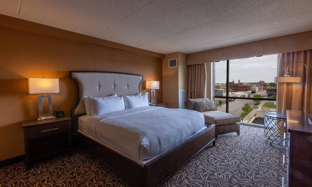 Bay City Hotel | DoubleTree by Hilton Bay City - Riverfront