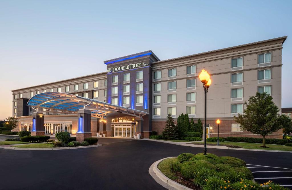 Bedford Park Hotel | DoubleTree by Hilton Chicago Midway Airport, IL