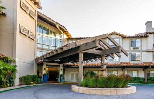 Campbell Hotel | DoubleTree by Hilton Campbell - Pruneyard Plaza