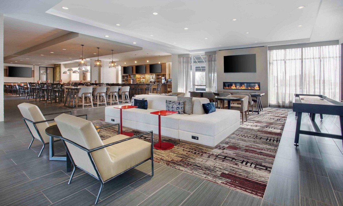 Bedford Park Hotel | DoubleTree by Hilton Chicago Midway Airport