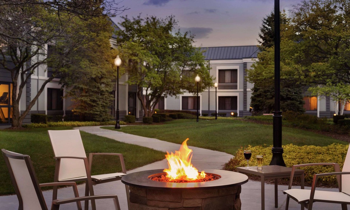 Novi Hotel | DoubleTree by Hilton Detroit Novi